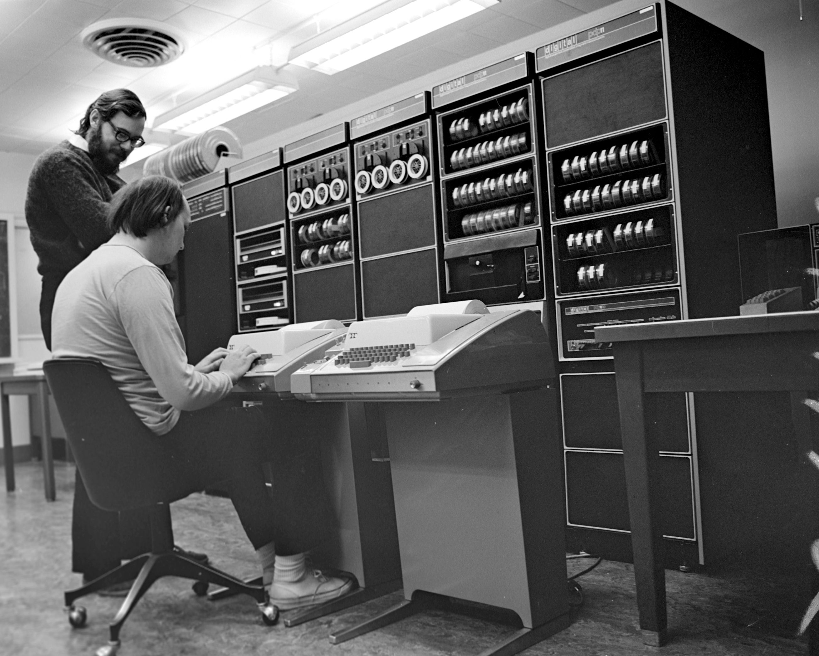 Dennis Ritchie y Ken Thompson trabajando en un PDP-11. Origen: Wikipedia.